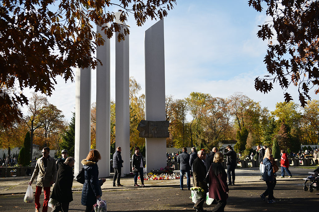 Dziś 1 listopada. Wszyscy odwiedzamy groby najbliższych