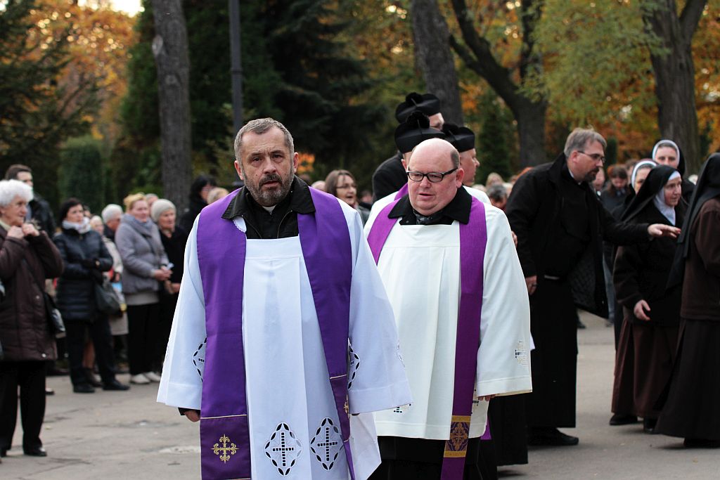 Procesja wiernych  przeszła przez legnicki cmentarz