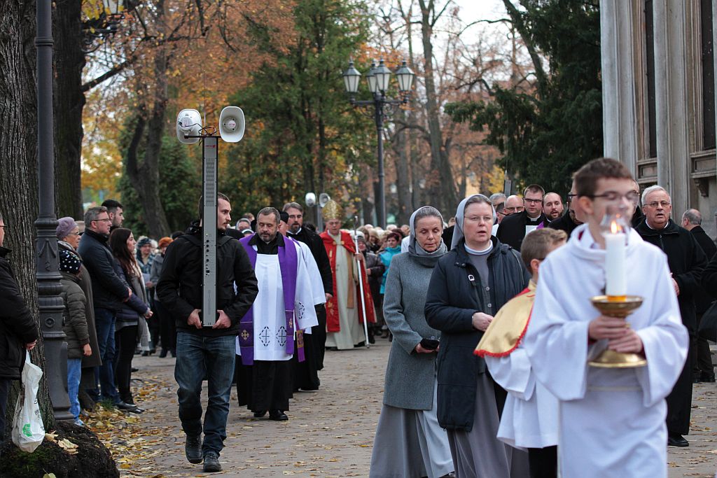 Procesja wiernych  przeszła przez legnicki cmentarz