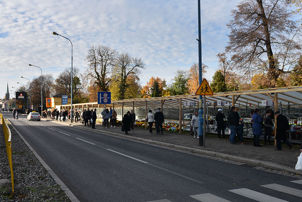 Dziś 1 listopada. Wszyscy odwiedzamy groby najbliższych