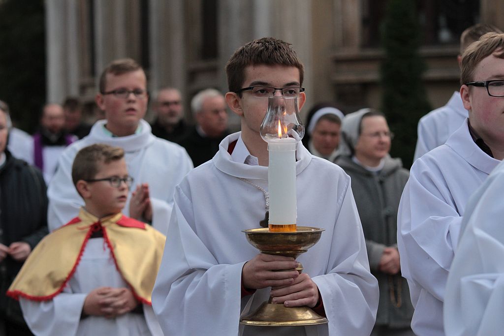 Procesja wiernych  przeszła przez legnicki cmentarz
