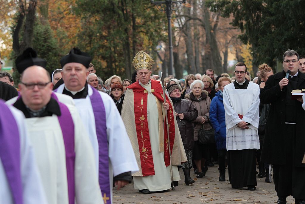 Procesja wiernych  przeszła przez legnicki cmentarz