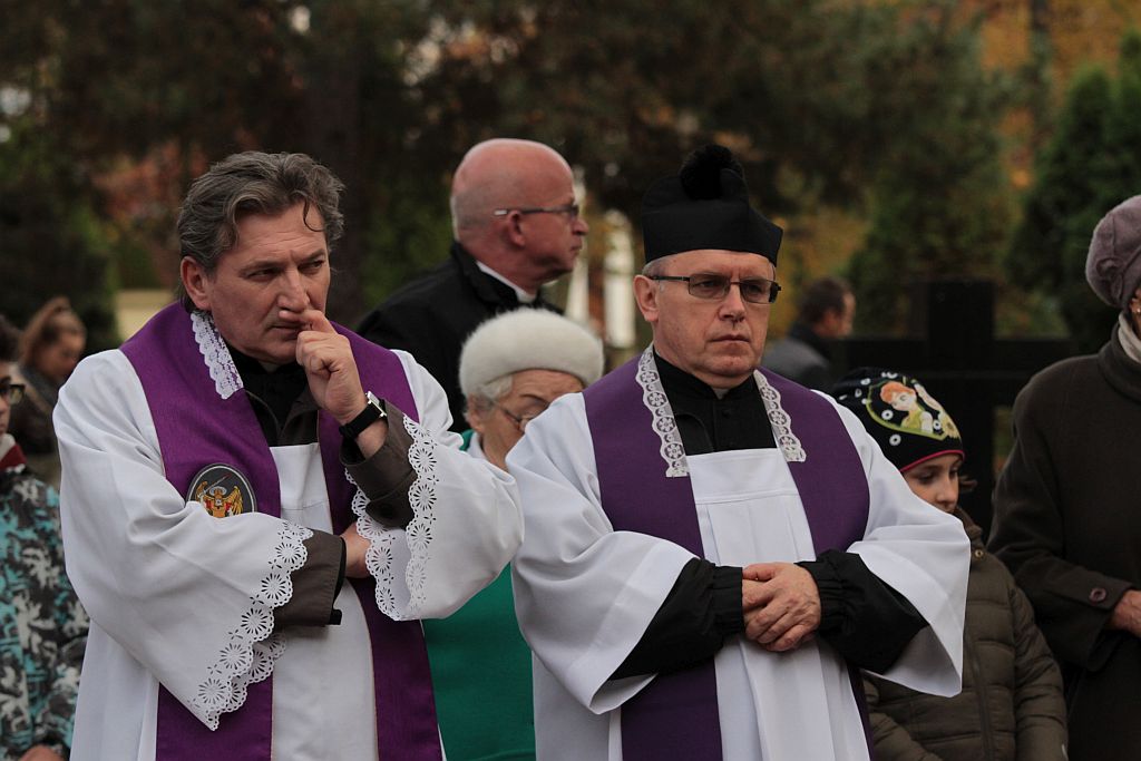 Procesja wiernych  przeszła przez legnicki cmentarz