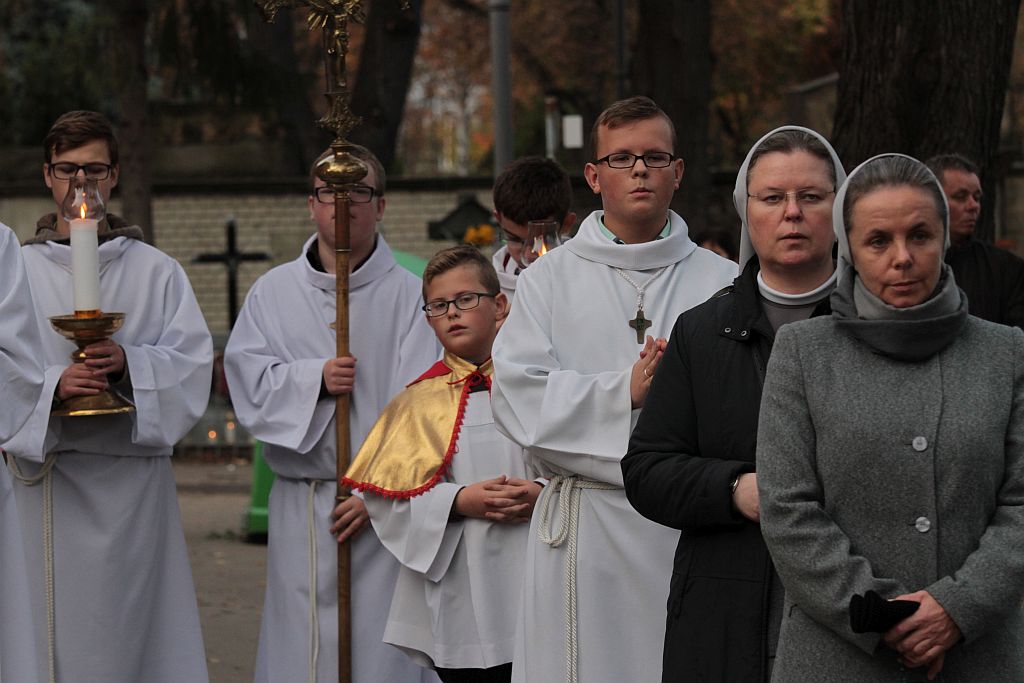 Procesja wiernych  przeszła przez legnicki cmentarz