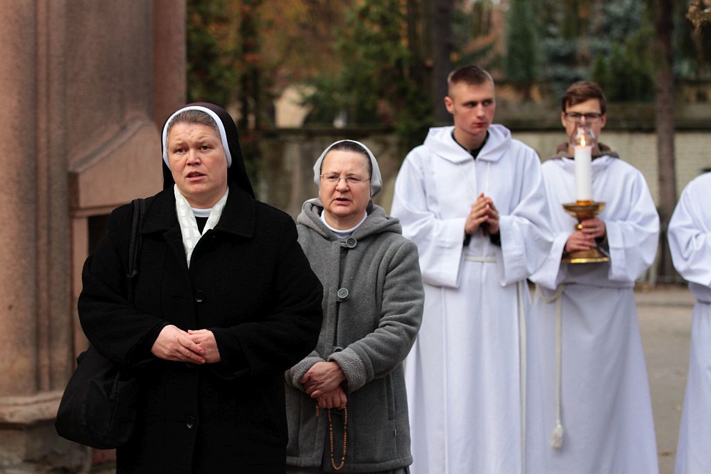 Procesja wiernych  przeszła przez legnicki cmentarz