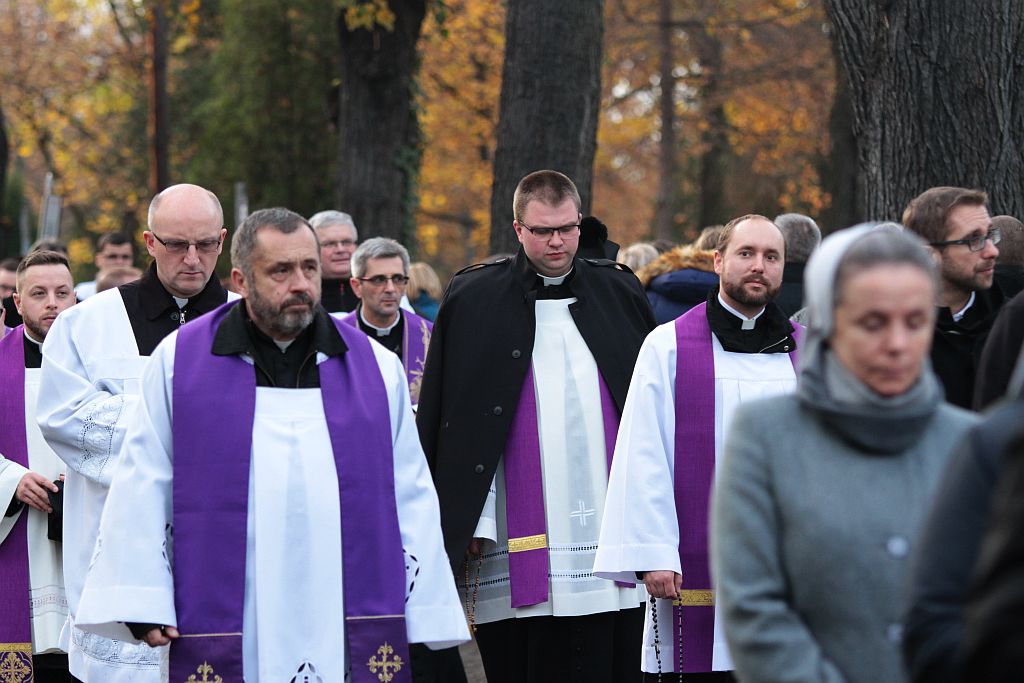 Procesja wiernych  przeszła przez legnicki cmentarz