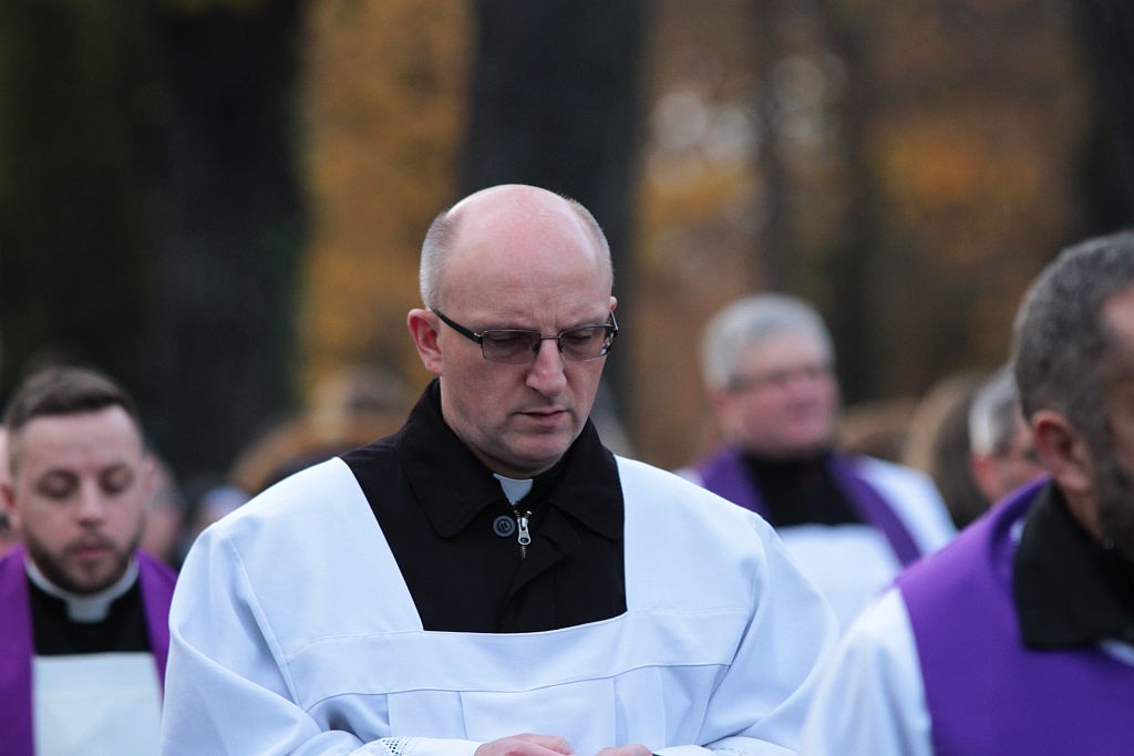 Procesja wiernych  przeszła przez legnicki cmentarz