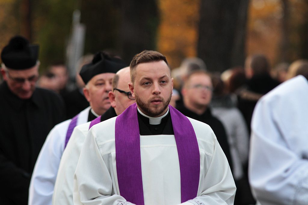 Procesja wiernych  przeszła przez legnicki cmentarz