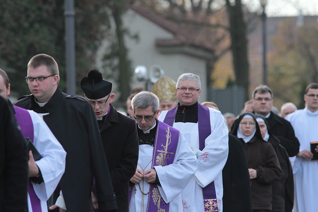 Procesja wiernych  przeszła przez legnicki cmentarz