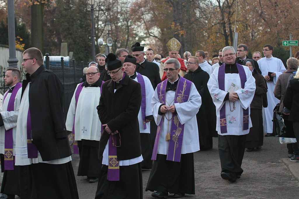 Procesja wiernych  przeszła przez legnicki cmentarz