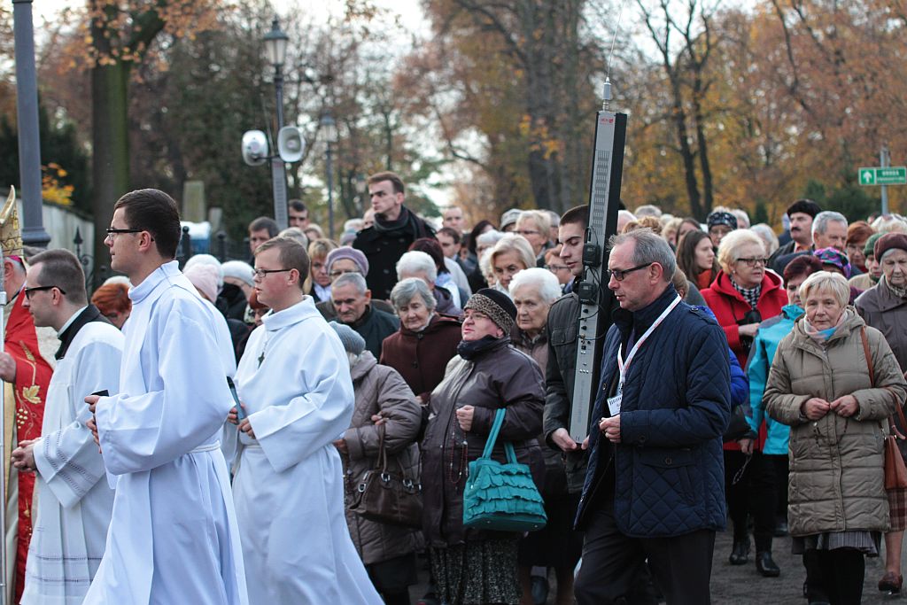 Procesja wiernych  przeszła przez legnicki cmentarz