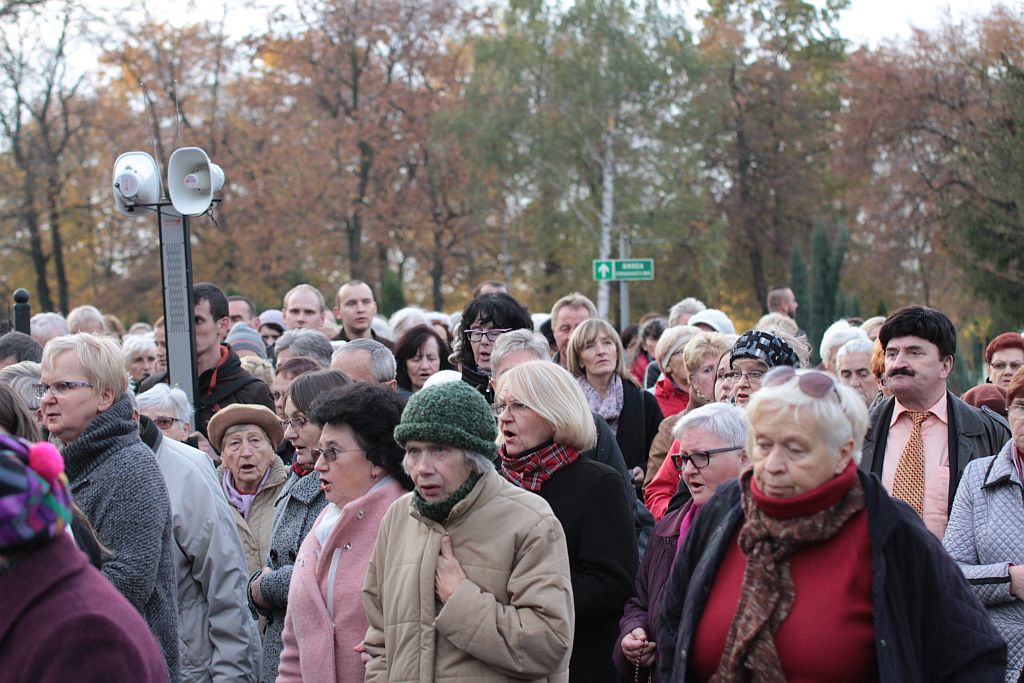 Procesja wiernych  przeszła przez legnicki cmentarz