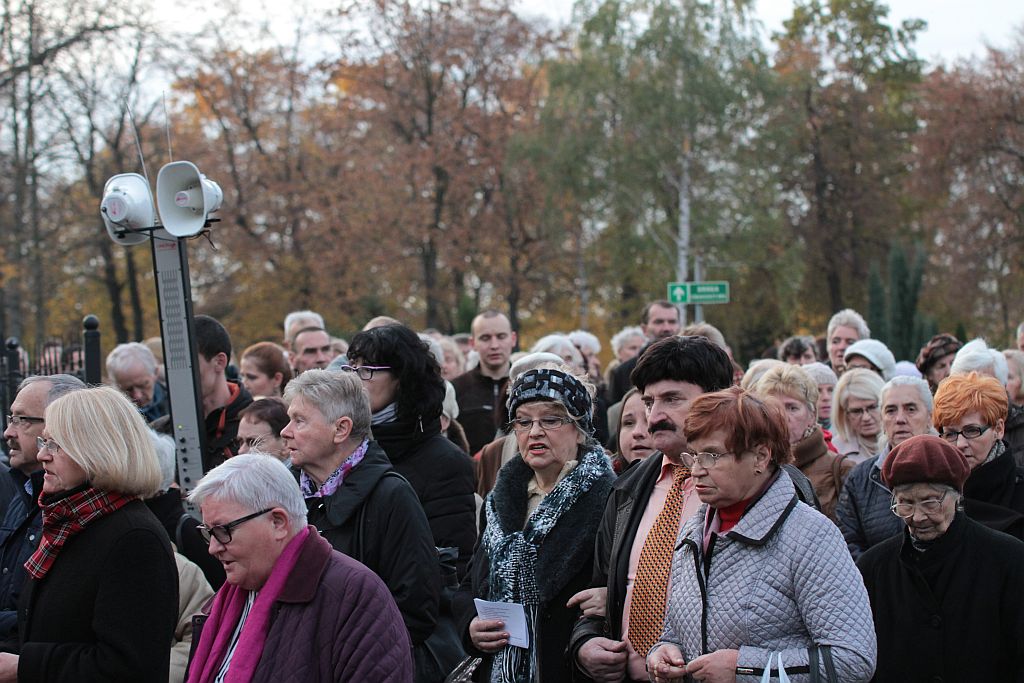 Procesja wiernych  przeszła przez legnicki cmentarz