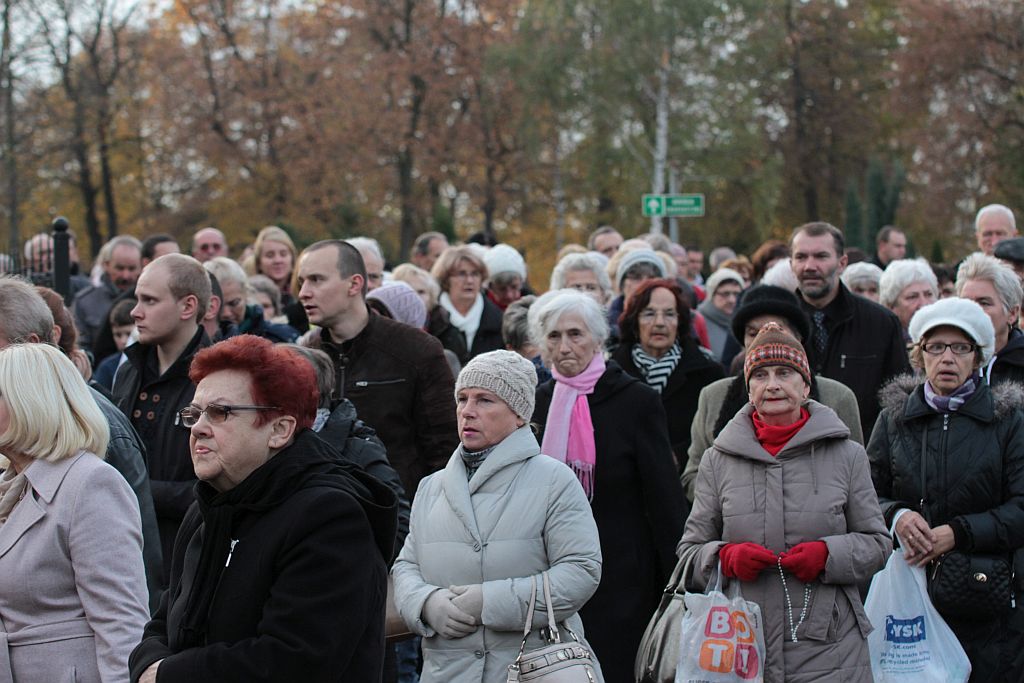 Procesja wiernych  przeszła przez legnicki cmentarz