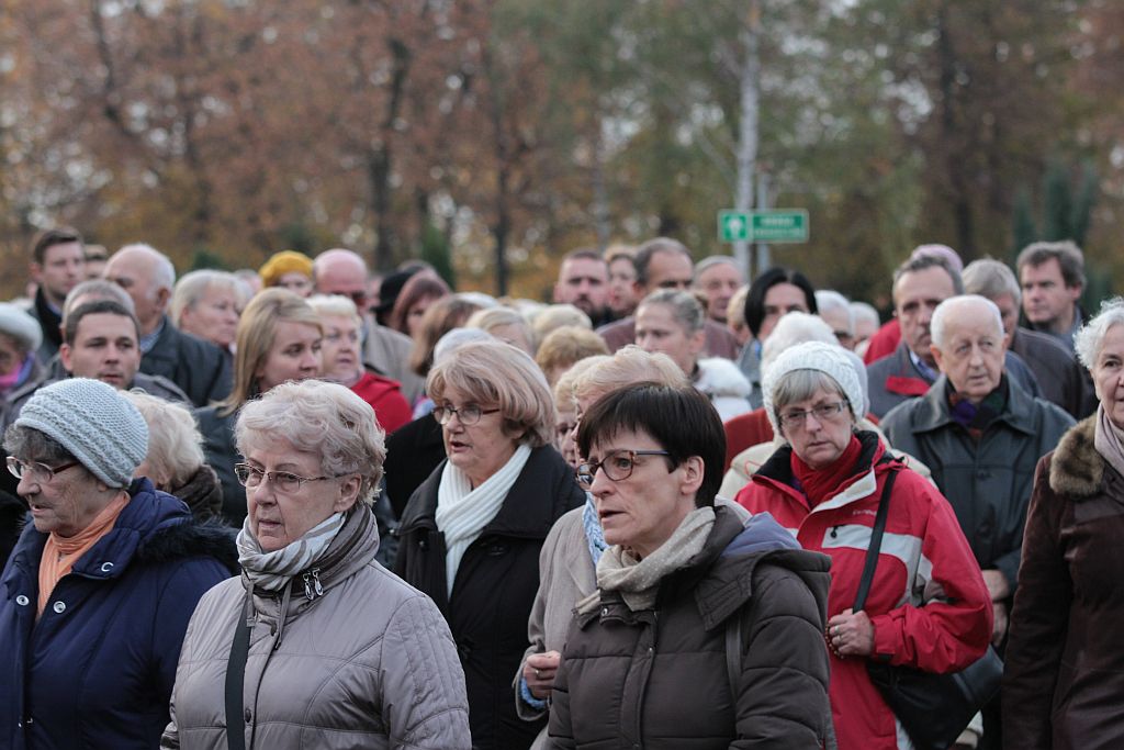 Procesja wiernych  przeszła przez legnicki cmentarz