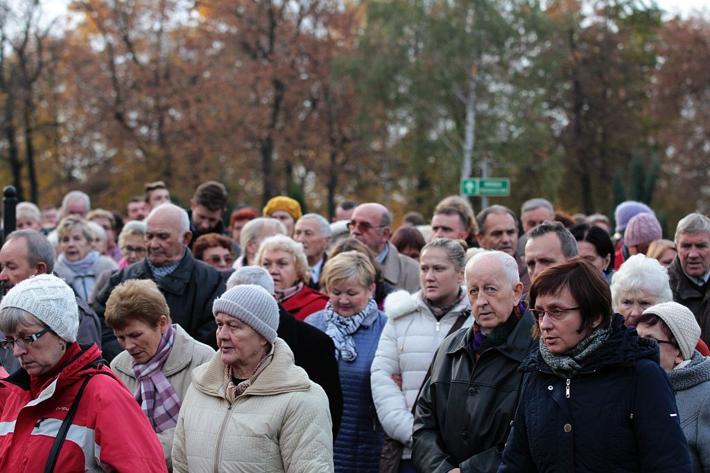 Procesja wiernych  przeszła przez legnicki cmentarz