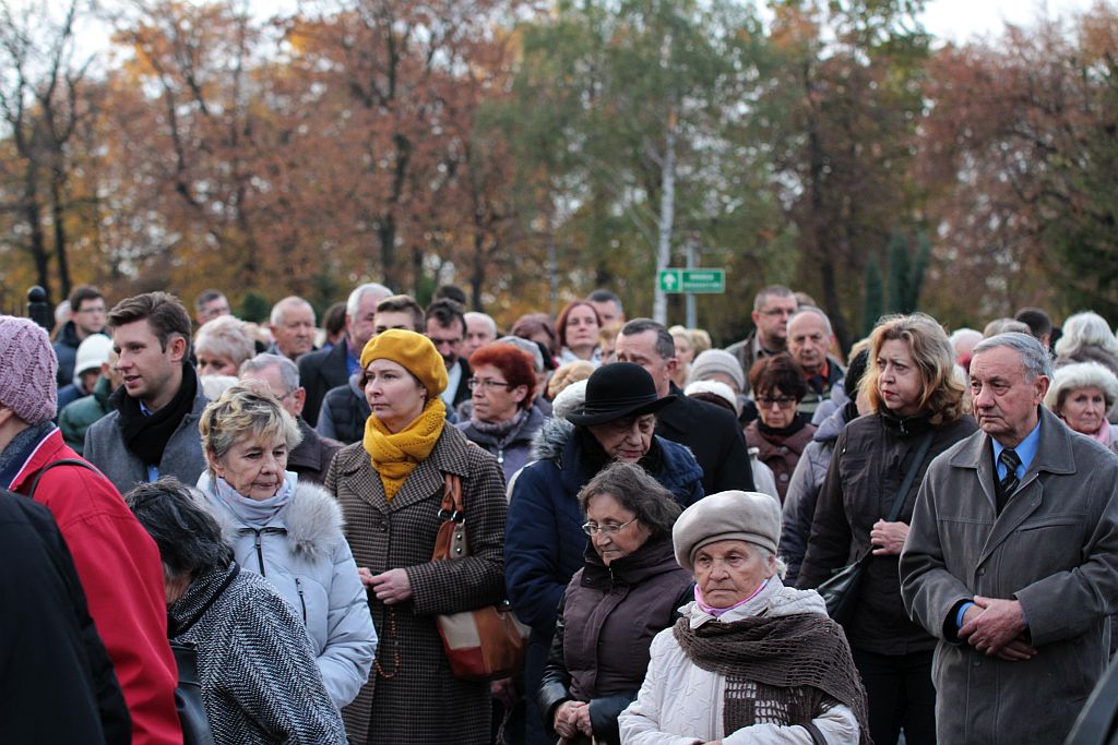 Procesja wiernych  przeszła przez legnicki cmentarz