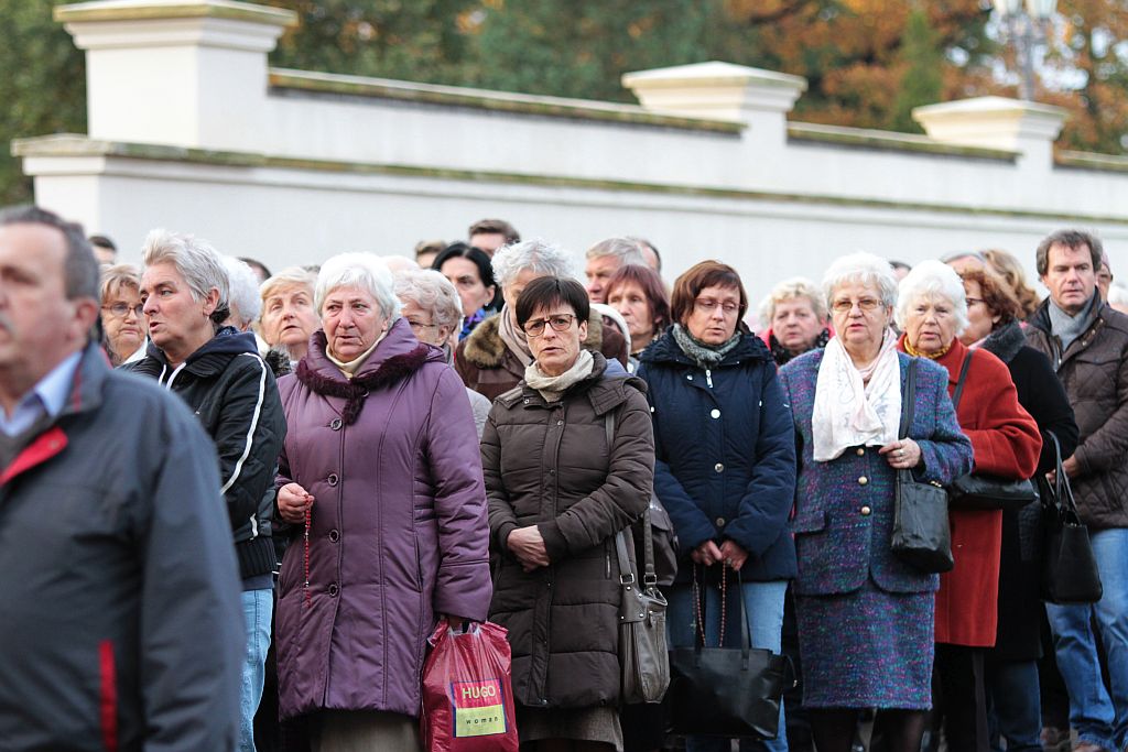 Procesja wiernych  przeszła przez legnicki cmentarz