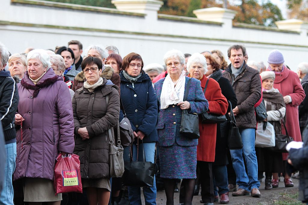 Procesja wiernych  przeszła przez legnicki cmentarz