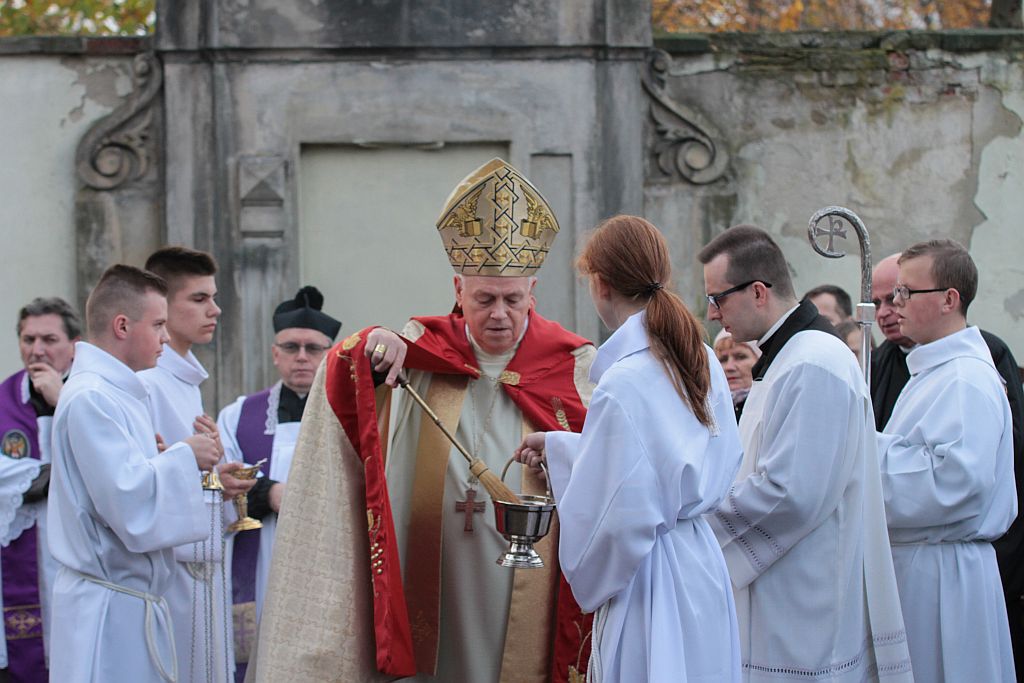 Procesja wiernych  przeszła przez legnicki cmentarz