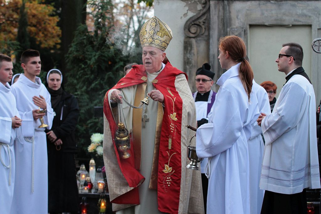 Procesja wiernych  przeszła przez legnicki cmentarz