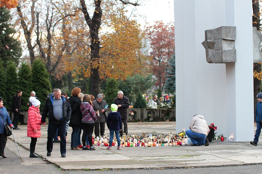 Procesja wiernych  przeszła przez legnicki cmentarz