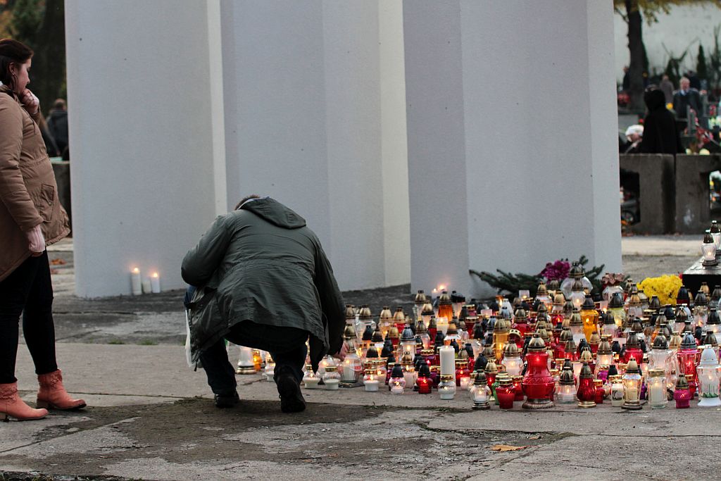 Procesja wiernych  przeszła przez legnicki cmentarz