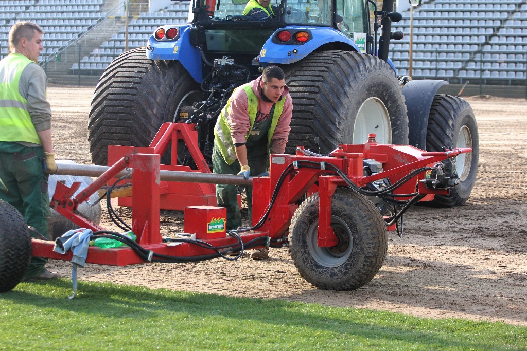 Stadion Miejski im. Orła Białego zazielenia się. Kładą murawę