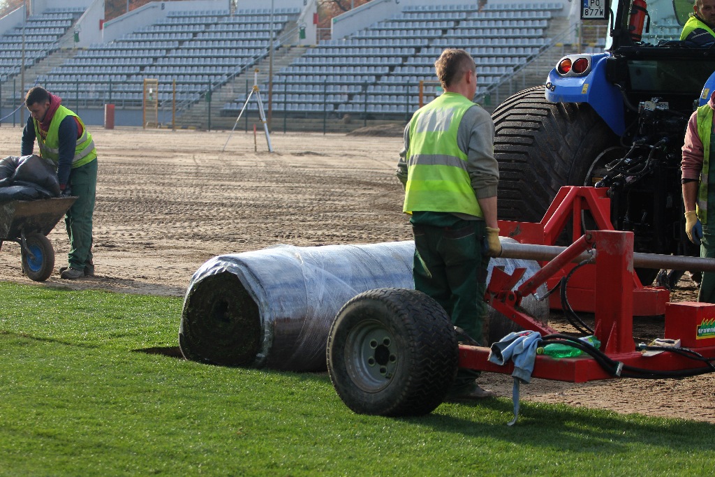Stadion Miejski im. Orła Białego zazielenia się. Kładą murawę