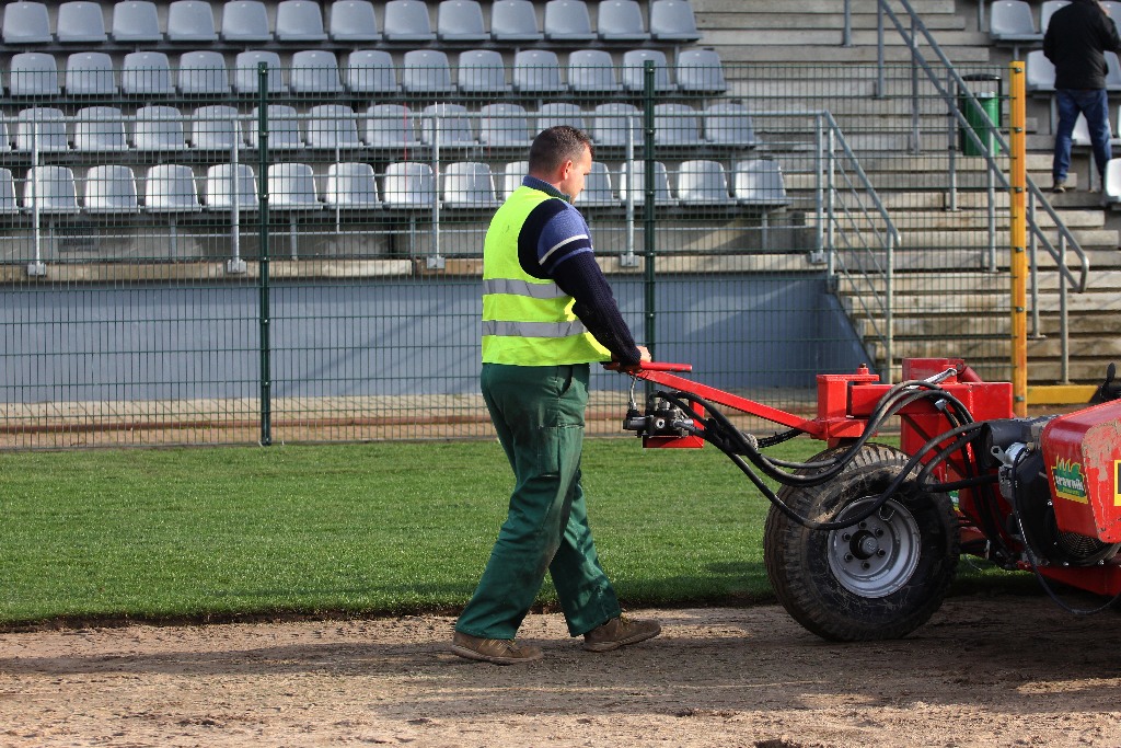 Stadion Miejski im. Orła Białego zazielenia się. Kładą murawę