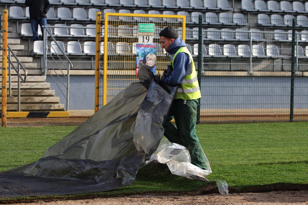 Stadion Miejski im. Orła Białego zazielenia się. Kładą murawę