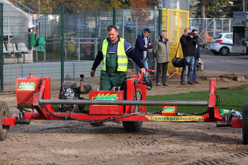 Stadion Miejski im. Orła Białego zazielenia się. Kładą murawę