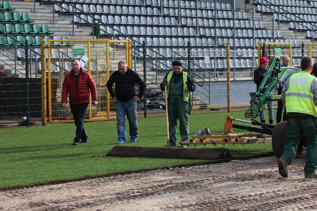 Stadion Miejski im. Orła Białego zazielenia się. Kładą murawę