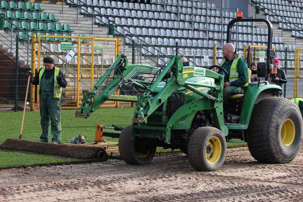 Stadion Miejski im. Orła Białego zazielenia się. Kładą murawę