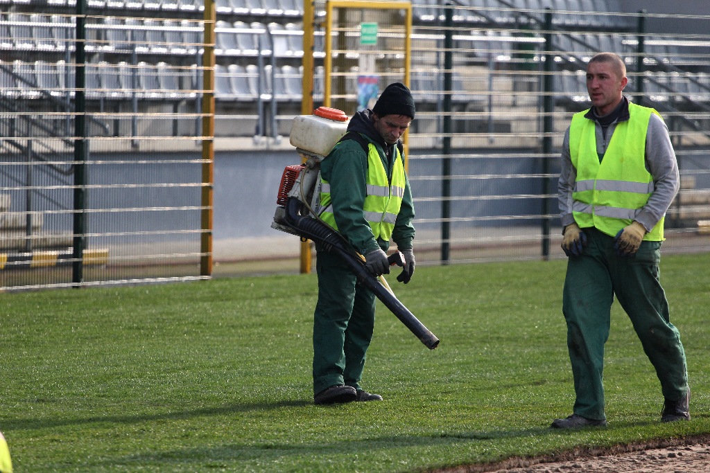 Stadion Miejski im. Orła Białego zazielenia się. Kładą murawę