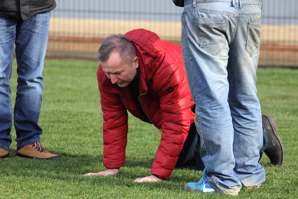 Stadion Miejski im. Orła Białego zazielenia się. Kładą murawę
