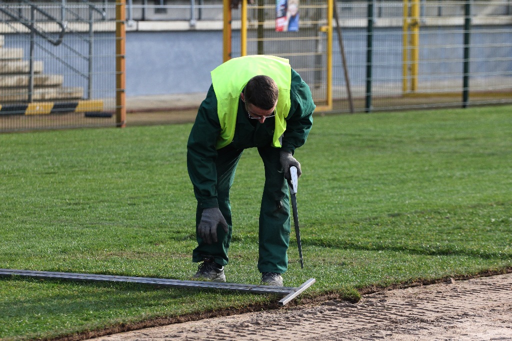 Stadion Miejski im. Orła Białego zazielenia się. Kładą murawę