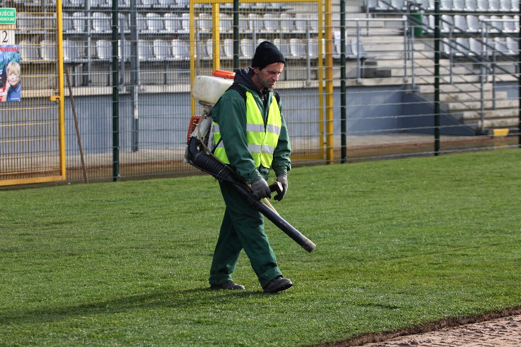 Stadion Miejski im. Orła Białego zazielenia się. Kładą murawę