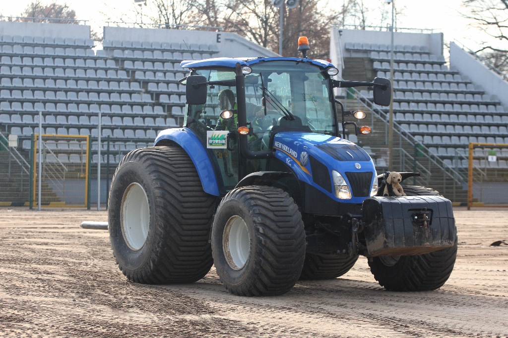 Stadion Miejski im. Orła Białego zazielenia się. Kładą murawę