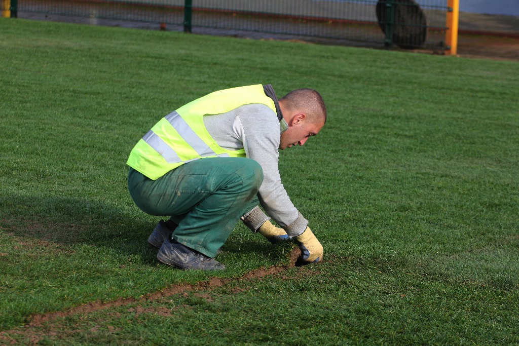 Stadion Miejski im. Orła Białego zazielenia się. Kładą murawę