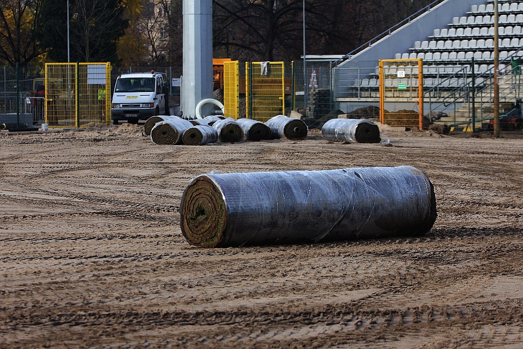 Stadion Miejski im. Orła Białego zazielenia się. Kładą murawę