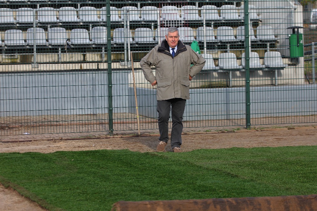 Stadion Miejski im. Orła Białego zazielenia się. Kładą murawę