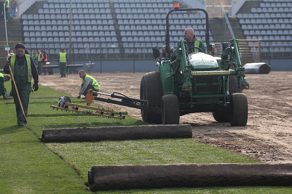 Stadion Miejski im. Orła Białego zazielenia się. Kładą murawę