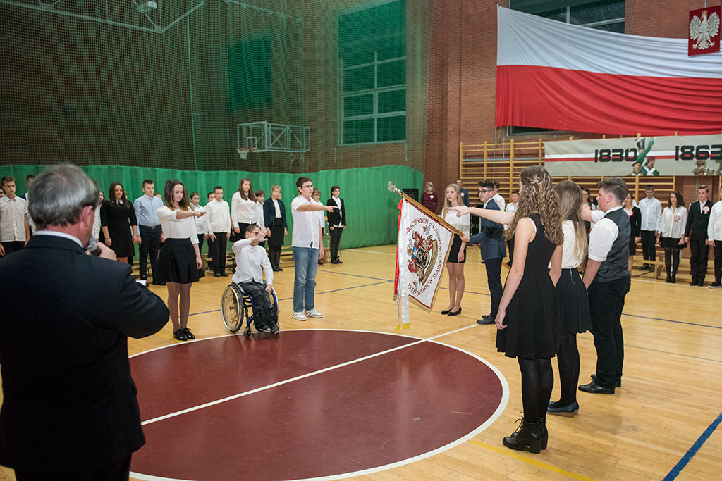 Złożyli ślubowanie i założyli kamizelki z numerem 9
