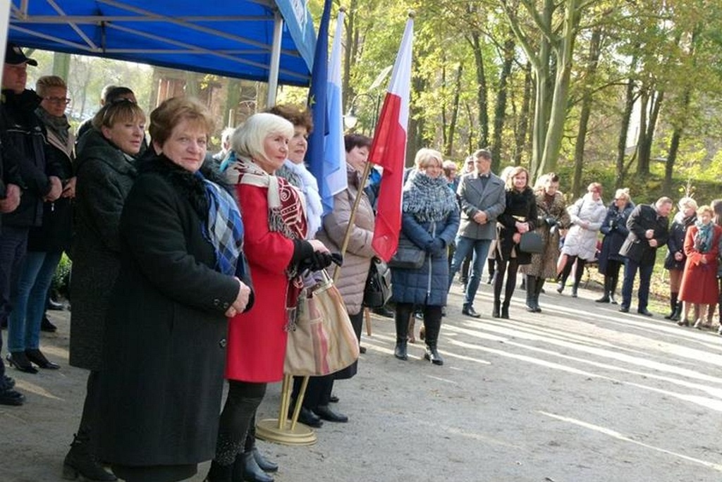 W Prochowicach został otwarty zrewitalizowany park przyzamkowy