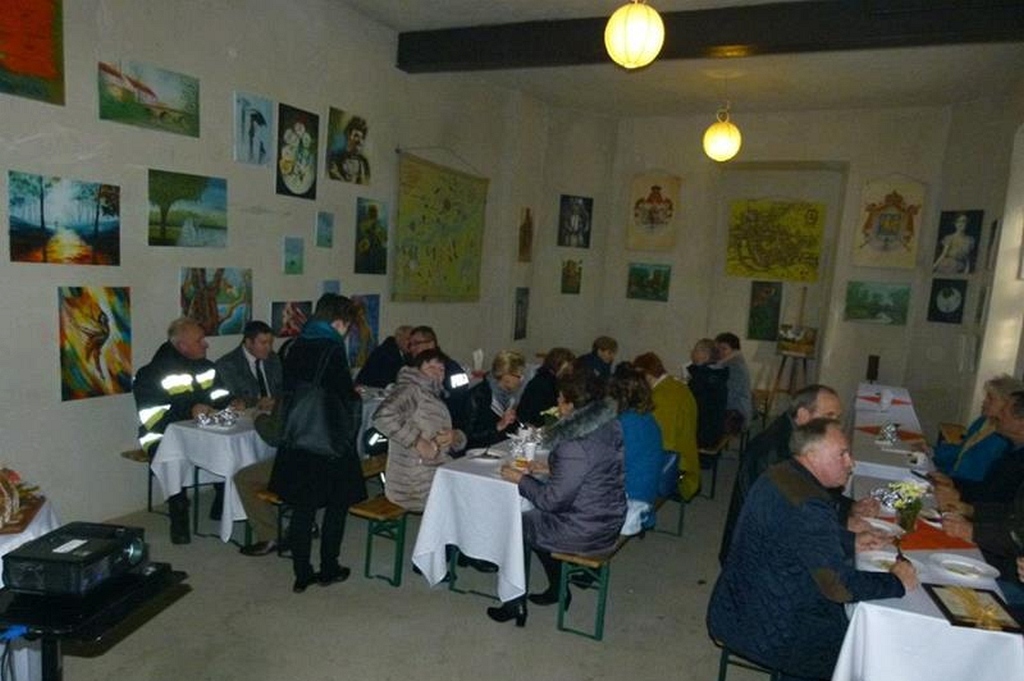 W Prochowicach został otwarty zrewitalizowany park przyzamkowy