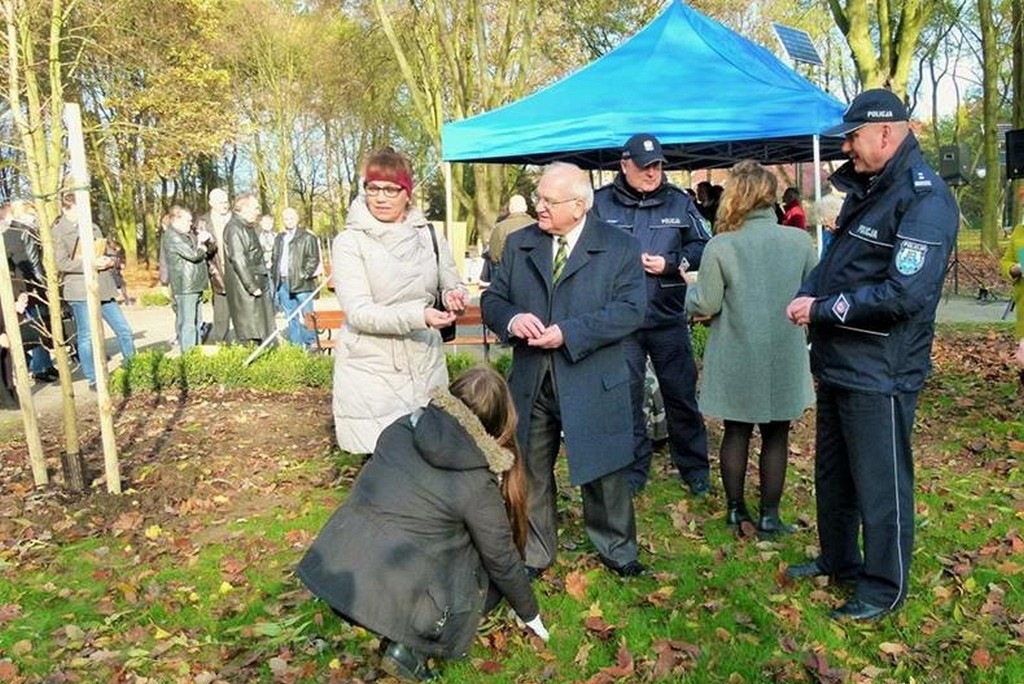 W Prochowicach został otwarty zrewitalizowany park przyzamkowy