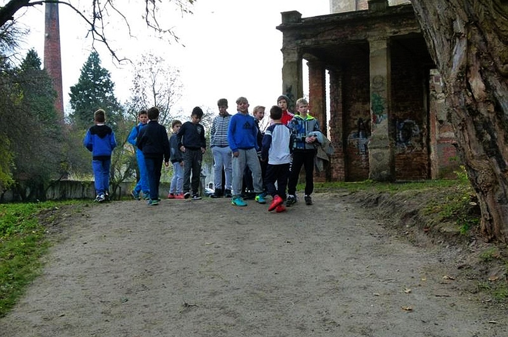W Prochowicach został otwarty zrewitalizowany park przyzamkowy