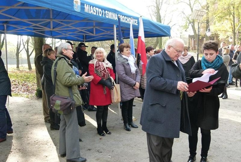 W Prochowicach został otwarty zrewitalizowany park przyzamkowy