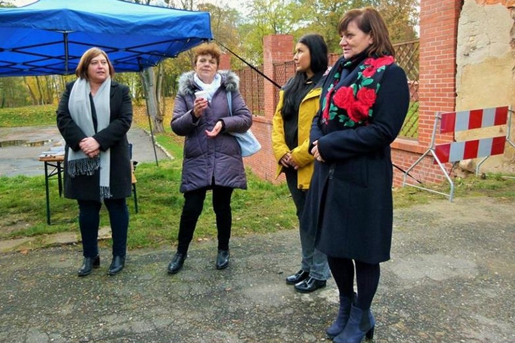 W Prochowicach został otwarty zrewitalizowany park przyzamkowy